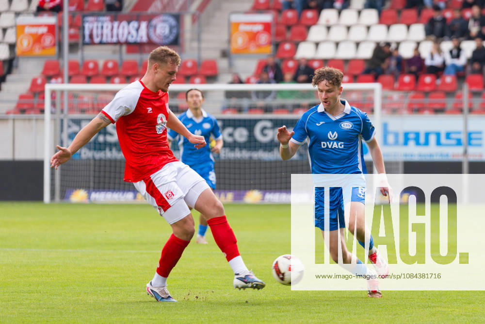 Vin Kastull (HFC, 27), Luis Pohlenz (RSV, 8), Hallescher FC vs. RSV Eintracht 1949, Fussball, Regionalliga Nordost, 12. Spieltag, Saison 2026 27, 11.10.2026 Halle Leuna Chemie Stadion ST Deutschland