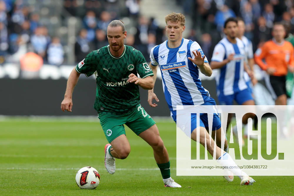 Fussball 2.Bundesliga, Hertha BSC Berlin - SpVgg Greuther Fuerth v.l. Jannis Heuer (Greuther Fürth Fuerth) Luca Schuler (Hertha BSC Berlin) Zweikampf, Aktion, action, battle for the ball Berlin