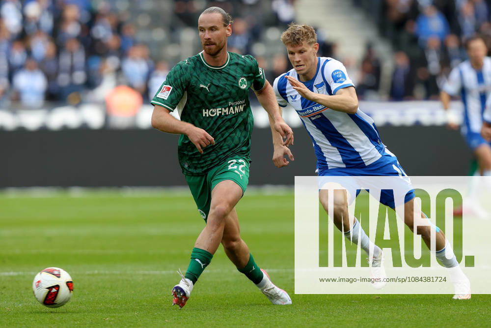 Fussball 2.Bundesliga, Hertha BSC Berlin - SpVgg Greuther Fuerth v.l. Jannis Heuer (Greuther Fürth Fuerth) Luca Schuler (Hertha BSC Berlin) Zweikampf, Aktion, action, battle for the ball Berlin