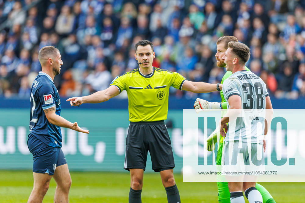 Maximilian Wittek (VfL Bochum), Schiedsrichter Konrad Oldhafer und Marius Woerl (DSC Arminia Bielefeld) diskutieren waehrend des Spiels der 2. Bundesliga zwischen VfL Bochum und Arminia Bielefeld, Ruhrstadion am 11. October 2026 in Bochum, Deutschland. (Foto von Mario Hommes DeFodi Images) +++ Maximilian Wittek (VfL Bochum), Schiedsrichter Konrad Oldhafer und Marius Woerl (DSC Arminia Bielefeld) discusses during the 2nd Bundesliga match between VfL Bochum and Arminia Bielefeld at Vonovia Ruhrstadion on October 11, 2026 in Bochum, Germany. (Photo by Mario Hommes DeFodi Images) DFB DFL REGULATIONS PROHIBIT ANY USE OF PHOTOGRAPHS AS IMAGE SEQUENCES AND OR QUASI-VIDEO. (Photo by Mario Hommes DeFodi Images) -
