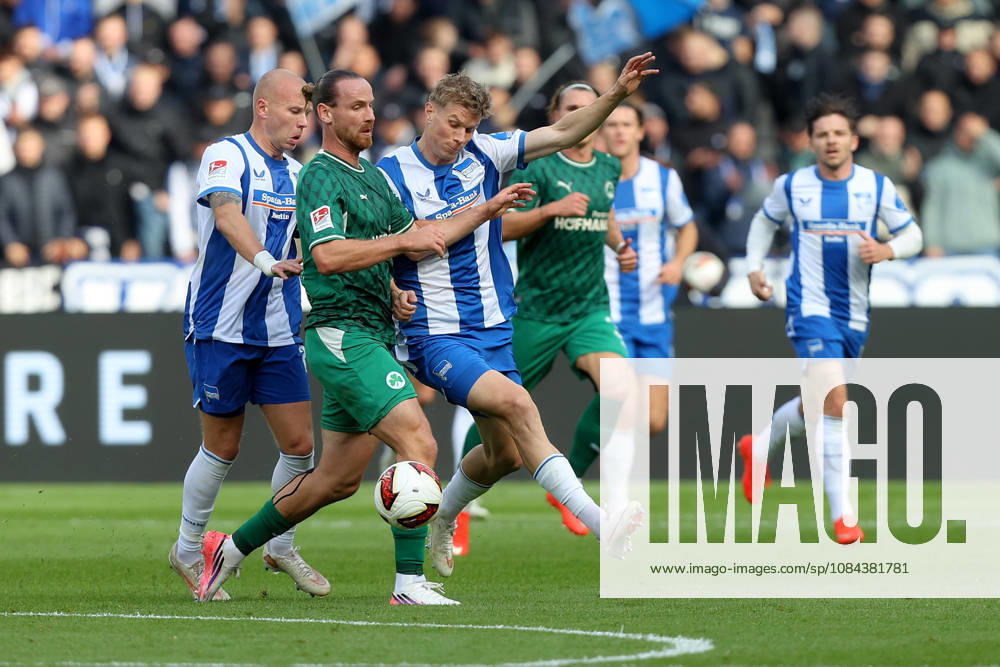 Fussball 2.Bundesliga, Hertha BSC Berlin - SpVgg Greuther Fuerth v.l. Jannis Heuer (Greuther Fürth Fuerth) Luca Schuler (Hertha BSC Berlin) Zweikampf, Aktion, action, battle for the ball Berlin