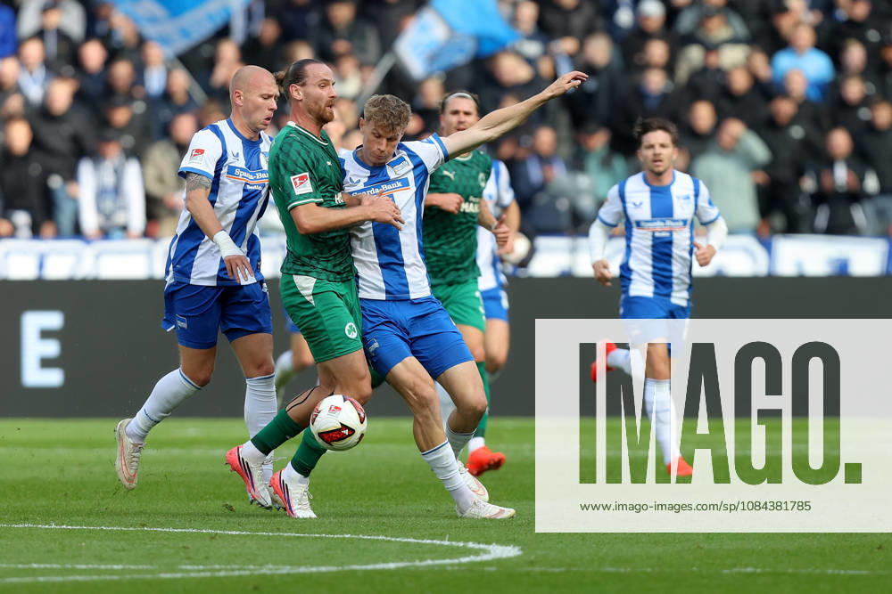Fussball 2.Bundesliga, Hertha BSC Berlin - SpVgg Greuther Fuerth v.l. Jannis Heuer (Greuther Fürth Fuerth) Luca Schuler (Hertha BSC Berlin) Zweikampf, Aktion, action, battle for the ball Berlin