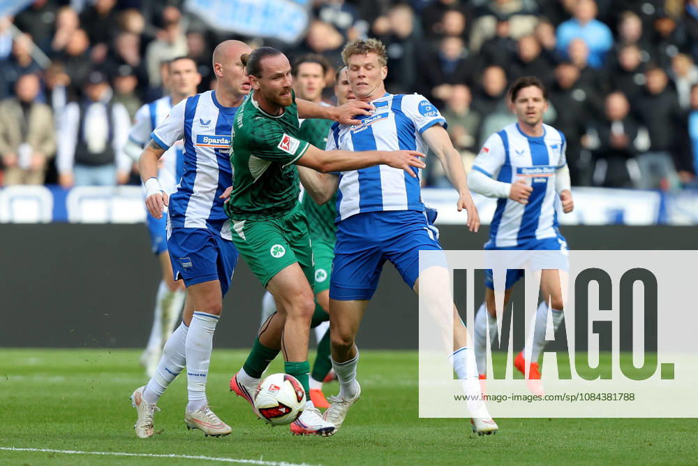 Fussball 2.Bundesliga, Hertha BSC Berlin - SpVgg Greuther Fuerth v.l. Jannis Heuer (Greuther Fürth Fuerth) Luca Schuler (Hertha BSC Berlin) Zweikampf, Aktion, action, battle for the ball Berlin