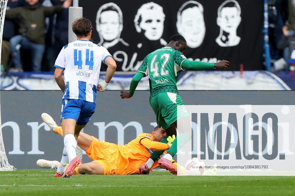 Fussball 2.Bundesliga, Hertha BSC Berlin - SpVgg Greuther Fuerth v.l. Linus Gechter (Hertha BSC Berlin) Marius Gersbeck (Hertha BSC Berlin) Omar Sillah (Greuther Fürth Fuerth) Zweikampf, Aktion, action, battle for the ball Berlin