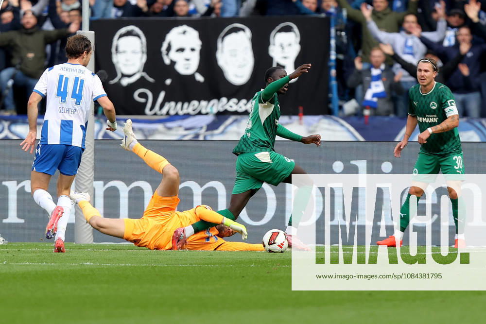 Fussball 2.Bundesliga, Hertha BSC Berlin - SpVgg Greuther Fuerth v.l. Linus Gechter (Hertha BSC Berlin) Marius Gersbeck (Hertha BSC Berlin) Omar Sillah (Greuther Fürth Fuerth) Zweikampf, Aktion, action, battle for the ball Berlin