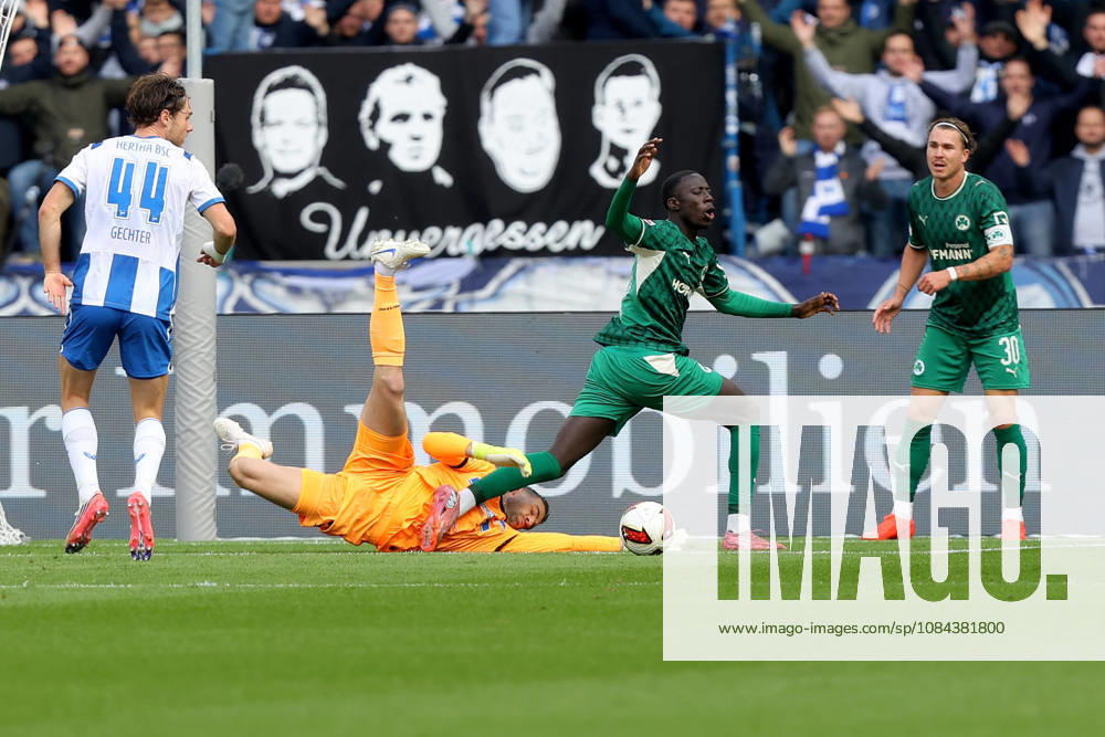 Fussball 2.Bundesliga, Hertha BSC Berlin - SpVgg Greuther Fuerth v.l. Linus Gechter (Hertha BSC Berlin) Marius Gersbeck (Hertha BSC Berlin) Omar Sillah (Greuther Fürth Fuerth) Zweikampf, Aktion, action, battle for the ball Berlin