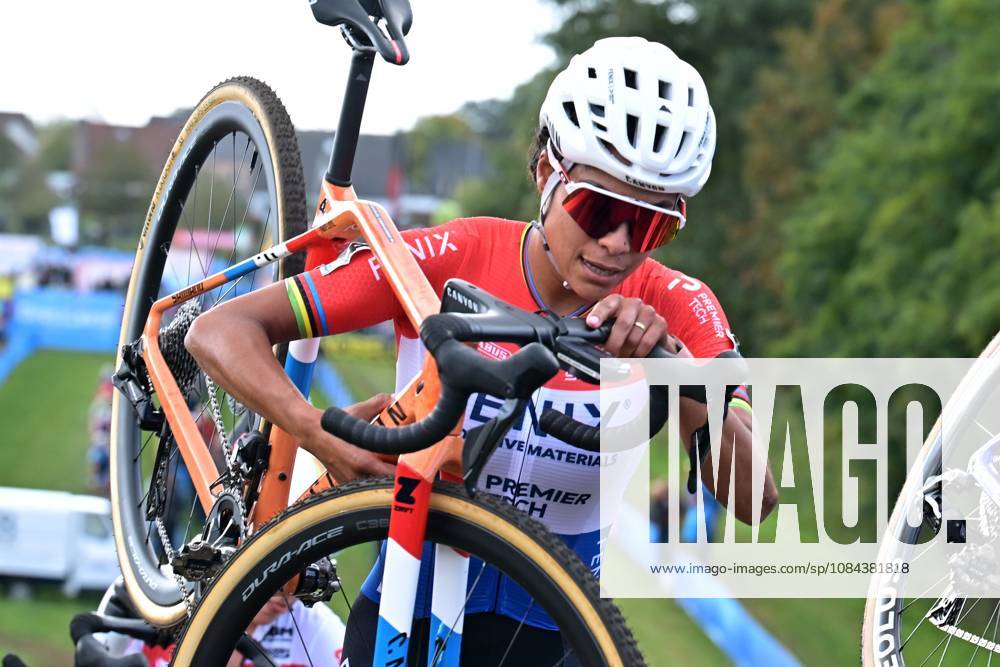 Netherlands Ceylin Del Carmen Alvarado pictured in action during the women elite race of the Mosselcross cyclocross cycling event, on Sunday 11 October 2026, in Dendermonde, the first race (out of 7) of the HG Cross competition. DAVIDxPINTENS x189441667x