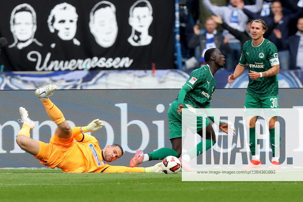 Fussball 2.Bundesliga, Hertha BSC Berlin - SpVgg Greuther Fuerth v.l. Marius Gersbeck (Hertha BSC Berlin) Omar Sillah (Greuther Fürth Fuerth) Zweikampf, Aktion, action, battle for the ball Berlin