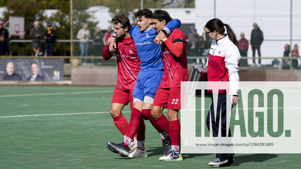Jonas Wossidlo (TSVMH, 10, links) und Manuel Prol (TSVMH, 22, rechts) helfen dem verletzten Mika Reither (Torwart, TSVMH, 99) vom Platz, verletzt, Verletzung, Verletzungspause, Action, Aktion, Spielszene, 11.10.2026, Mannheim (Deutschland), Hockey, 1. Bundesliga, Herren, TSV Mannheim - Harvestehuder THC