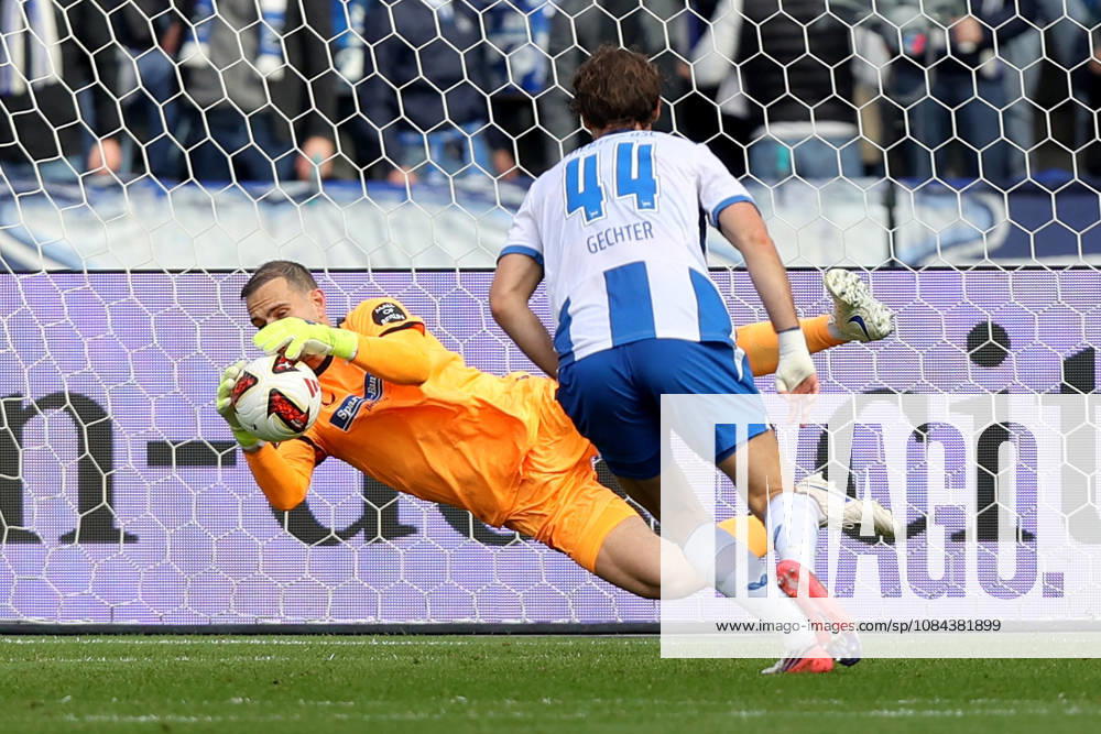 Fussball 2.Bundesliga, Hertha BSC Berlin - SpVgg Greuther Fuerth v.l. Marius Gersbeck (Hertha BSC Berlin) Linus Gechter (Hertha BSC Berlin) Berlin