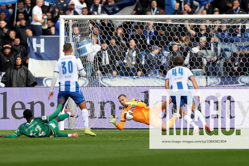 Fussball 2.Bundesliga, Hertha BSC Berlin - SpVgg Greuther Fuerth v.l. Omar Sillah (Greuther Fürth Fuerth) Paul Seguin (Hertha BSC Berlin) Marius Gersbeck (Hertha BSC Berlin) Linus Gechter (Hertha BSC Berlin) Zweikampf, Aktion, action, battle for the ball Berlin
