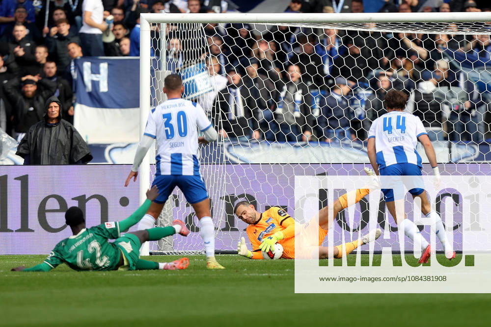 Fussball 2.Bundesliga, Hertha BSC Berlin - SpVgg Greuther Fuerth v.l. Omar Sillah (Greuther Fürth Fuerth) Paul Seguin (Hertha BSC Berlin) Marius Gersbeck (Hertha BSC Berlin) Linus Gechter (Hertha BSC Berlin) Zweikampf, Aktion, action, battle for the ball Berlin