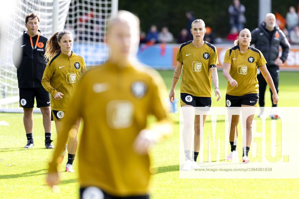 ZEIST - Jill Roord (2nd r) during a training session of the Dutch women s football team in preparation for the World Cup qualifying match against Hungary. SANDER KONING ANP ANPxSportx IVx 572123198 originalFilename: 572123198