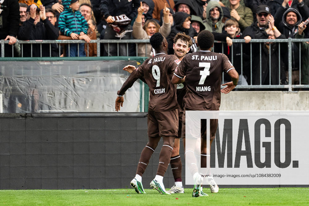 Tor zum 1:0 Abdoulie Ceesay (FC St. Pauli, 09) jubelt Jubel mit Connor Metcalfe (FC St. Pauli, 24) und Youssoupha Niang (FC St. Pauli, 07), GER, FC St. Pauli vs. Karlsruher SC, Fussball, 2. Bundesliga, Spieltag 7, Saison 2026 2027, 11.10.2026 DFL REGULATIONS PROHIBIT ANY USE OF PHOTOGRAPHS AS IMAGE SEQUENCES AND OR QUASI-VIDEO GER, FC St. Pauli vs. Karlsruher SC, Fussball, 2. Bundesliga, Spieltag 7, Saison 2026 2027, 11.10.2026 Hamburg