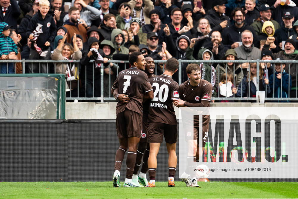Tor zum 1:0 Abdoulie Ceesay (FC St. Pauli, 09) jubelt Jubel mit Youssoupha Niang (FC St. Pauli, 07), Mathias Rasmussen (FC St. Pauli, 20) und Connor Metcalfe (FC St. Pauli, 24), GER, FC St. Pauli vs. Karlsruher SC, Fussball, 2. Bundesliga, Spieltag 7, Saison 2026 2027, 11.10.2026 DFL REGULATIONS PROHIBIT ANY USE OF PHOTOGRAPHS AS IMAGE SEQUENCES AND OR QUASI-VIDEO GER, FC St. Pauli vs. Karlsruher SC, Fussball, 2. Bundesliga, Spieltag 7, Saison 2026 2027, 11.10.2026 Hamburg