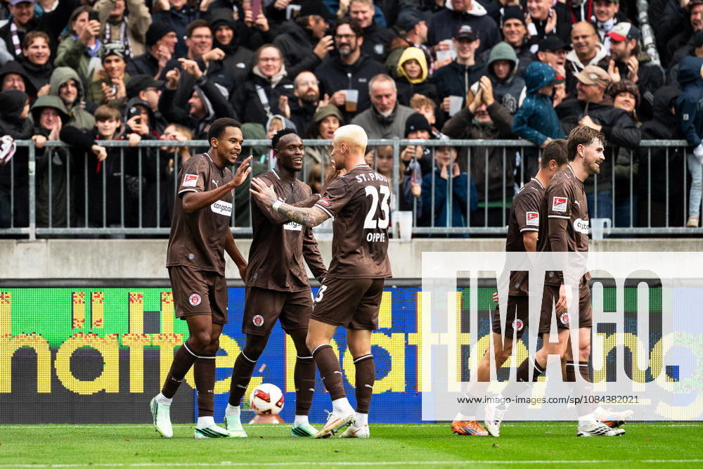 Tor zum 1:0 Abdoulie Ceesay (FC St. Pauli, 09) jubelt Jubel mit Youssoupha Niang (FC St. Pauli, 07), Louis Oppie (FC St. Pauli, 23) und Connor Metcalfe (FC St. Pauli, 24), GER, FC St. Pauli vs. Karlsruher SC, Fussball, 2. Bundesliga, Spieltag 7, Saison 2026 2027, 11.10.2026 DFL REGULATIONS PROHIBIT ANY USE OF PHOTOGRAPHS AS IMAGE SEQUENCES AND OR QUASI-VIDEO GER, FC St. Pauli vs. Karlsruher SC, Fussball, 2. Bundesliga, Spieltag 7, Saison 2026 2027, 11.10.2026 Hamburg