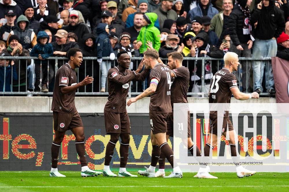 Tor zum 1:0 Abdoulie Ceesay (FC St. Pauli, 09) jubelt Jubel mit Youssoupha Niang (FC St. Pauli, 07), David Nemeth (FC St. Pauli, 04), Lars Ritzka (FC St. Pauli, 21) und Louis Oppie (FC St. Pauli, 23), GER, FC St. Pauli vs. Karlsruher SC, Fussball, 2. Bundesliga, Spieltag 7, Saison 2026 2027, 11.10.2026 DFL REGULATIONS PROHIBIT ANY USE OF PHOTOGRAPHS AS IMAGE SEQUENCES AND OR QUASI-VIDEO GER, FC St. Pauli vs. Karlsruher SC, Fussball, 2. Bundesliga, Spieltag 7, Saison 2026 2027, 11.10.2026 Hamburg