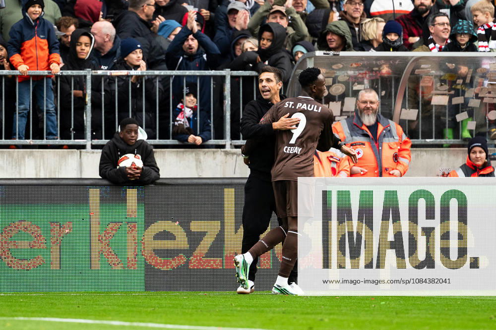 Tor zum 1:0 Abdoulie Ceesay (FC St. Pauli, 09) jubelt Jubel mit Marcel Rapp (FC St. Pauli, Trainer), GER, FC St. Pauli vs. Karlsruher SC, Fussball, 2. Bundesliga, Spieltag 7, Saison 2026 2027, 11.10.2026 DFL REGULATIONS PROHIBIT ANY USE OF PHOTOGRAPHS AS IMAGE SEQUENCES AND OR QUASI-VIDEO GER, FC St. Pauli vs. Karlsruher SC, Fussball, 2. Bundesliga, Spieltag 7, Saison 2026 2027, 11.10.2026 Hamburg
