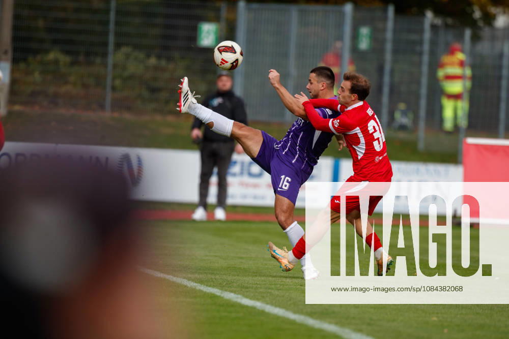 Links Patrick Kapp (Aue) gegen Felix Heim (Greifswald) ; GER, Greifswalder FC vs. FC Erzgebirge Aue, Fußball, Männer, Regionalliga Nordost, 12.Spieltag, Spielzeit 2026 2027, 11.10.2026 Greifswald Volksstadion Mecklenburg - Vorpommern Deutschland