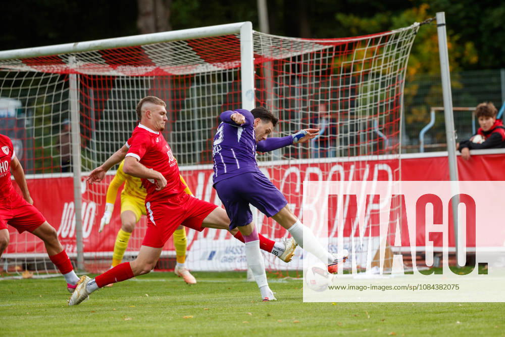 Links Lukas Walchhütter (Greifswald) gegen Marcel Bär (Aue) ; GER, Greifswalder FC vs. FC Erzgebirge Aue, Fußball, Männer, Regionalliga Nordost, 12.Spieltag, Spielzeit 2026 2027, 11.10.2026 Greifswald Volksstadion Mecklenburg - Vorpommern Deutschland