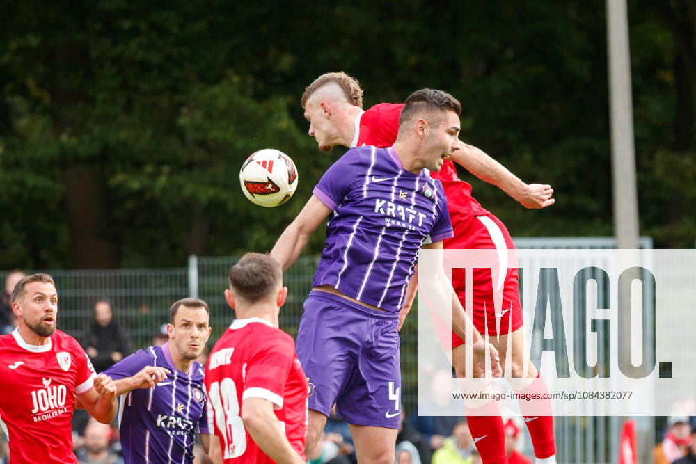 Vorn Daniel Fisl (Aue) gegen Lukas Walchhütter (Greifswald) ; GER, Greifswalder FC vs. FC Erzgebirge Aue, Fußball, Männer, Regionalliga Nordost, 12.Spieltag, Spielzeit 2026 2027, 11.10.2026 Greifswald Volksstadion Mecklenburg - Vorpommern Deutschland