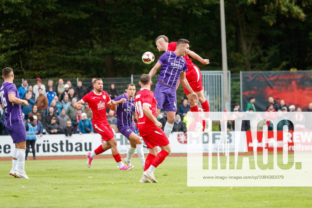 Vorn Daniel Fisl (Aue) gegen Lukas Walchhütter (Greifswald) ; GER, Greifswalder FC vs. FC Erzgebirge Aue, Fußball, Männer, Regionalliga Nordost, 12.Spieltag, Spielzeit 2026 2027, 11.10.2026 Greifswald Volksstadion Mecklenburg - Vorpommern Deutschland
