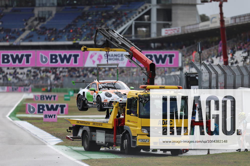 Hockenheim, Deutschland 09.- 11. Oktober 2026: Porsche Sixt Carrera Cup Deutschland - 2026 - Saisonfinale - Hockenheimring - Sonntag Rennen 2 Im Bild: Jonas Greif (GER 4) Auto wird abgeschleppt Hockenheimring Baden Württemberg