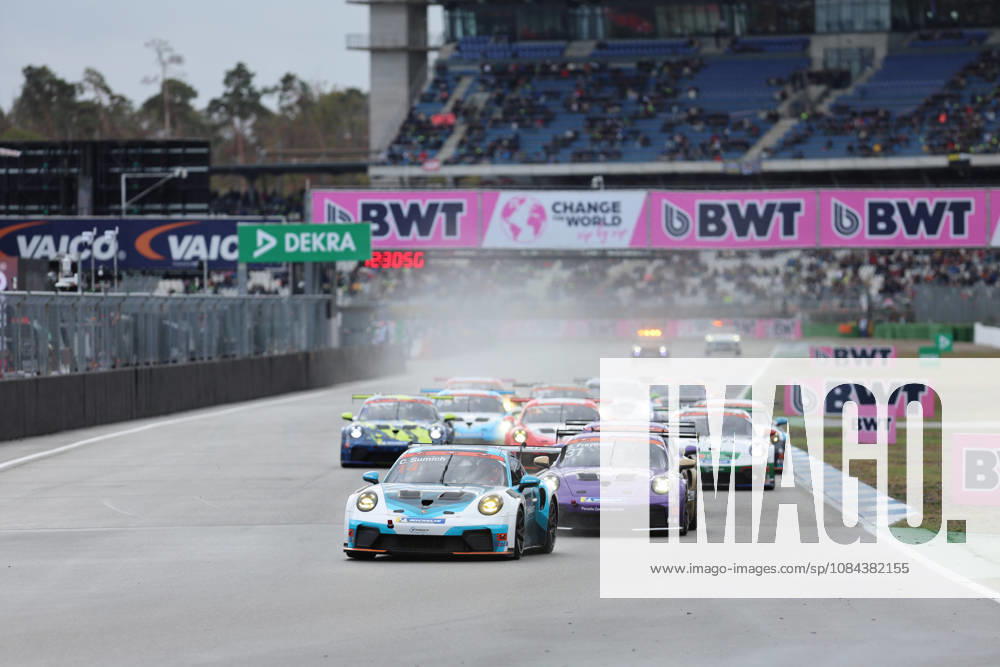 Hockenheim, Deutschland 09.- 11. Oktober 2026: Porsche Sixt Carrera Cup Deutschland - 2026 - Saisonfinale - Hockenheimring - Sonntag Rennen 2 Im Bild: Start Caleb Sumich (AUS 14) führt fuehrt das Feld an Hockenheimring Baden Württemberg