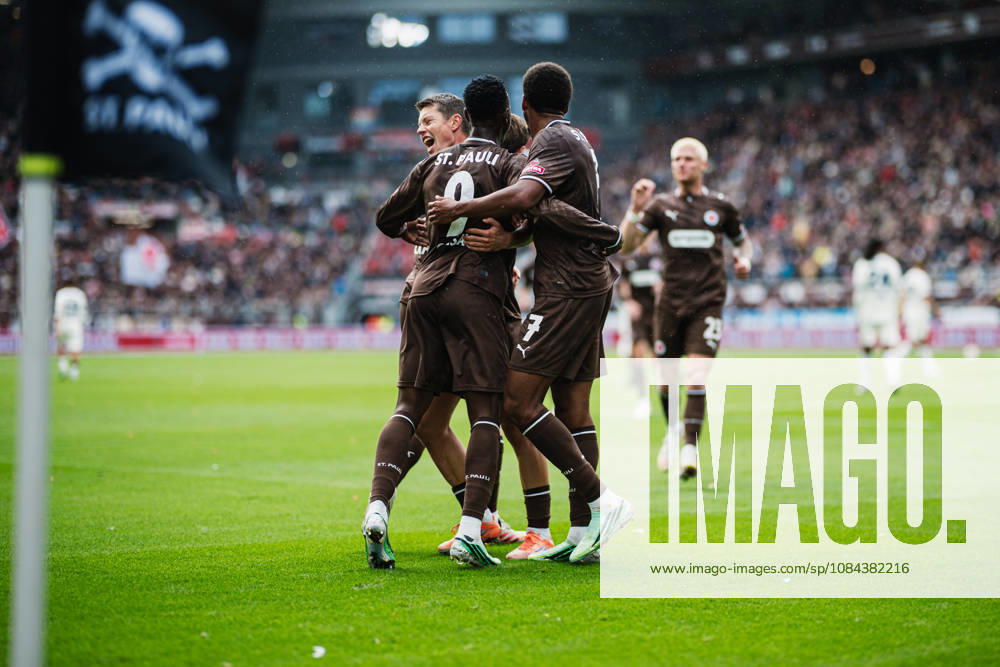 2. Bundesliga: FC St. Pauli vs. Karlsruher SC, 11.10.2026 TOR, JUBEL durch Abdoulie Ceesay (FC St. Pauli, 9) zum 1:0, hier Connor Metcalfe (FC St. Pauli, 24) und Youssoupha Niang (FC St. Pauli, 7); Fußball, 2. Bundesliga, 7. Spieltag: FC St. Pauli vs. Karlsruher SC am 11.10.2026 im Millerntor-Stadion, Hamburg DFL REGULATIONS PROHIBIT ANY USE OF PHOTOGRAPHS AS IMAGE SEQUENCES AND OR QUASI-VIDEO.