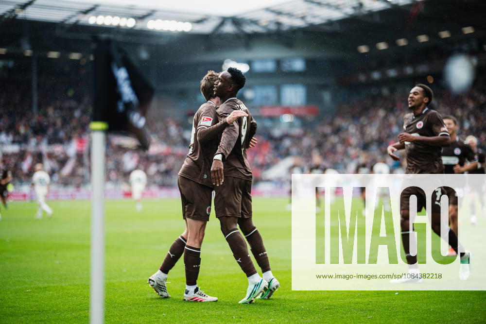 2. Bundesliga: FC St. Pauli vs. Karlsruher SC, 11.10.2026 TOR, JUBEL durch Abdoulie Ceesay (FC St. Pauli, 9) zum 1:0; Fußball, 2. Bundesliga, 7. Spieltag: FC St. Pauli vs. Karlsruher SC am 11.10.2026 im Millerntor-Stadion, Hamburg DFL REGULATIONS PROHIBIT ANY USE OF PHOTOGRAPHS AS IMAGE SEQUENCES AND OR QUASI-VIDEO.