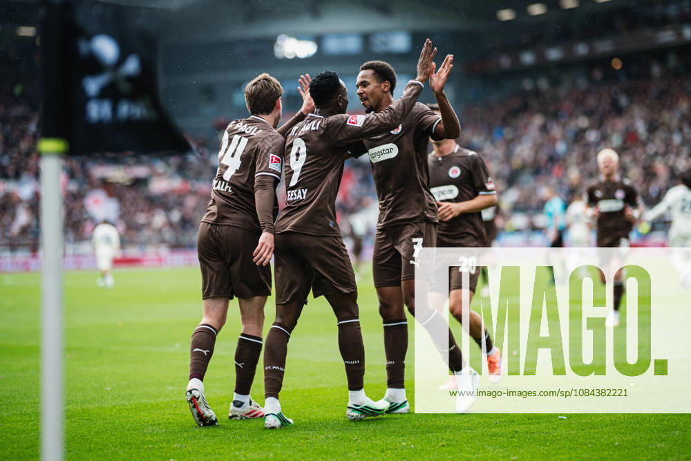2. Bundesliga: FC St. Pauli vs. Karlsruher SC, 11.10.2026 TOR, JUBEL durch Abdoulie Ceesay (FC St. Pauli, 9) zum 1:0, hier Connor Metcalfe (FC St. Pauli, 24) und Youssoupha Niang (FC St. Pauli, 7); Fußball, 2. Bundesliga, 7. Spieltag: FC St. Pauli vs. Karlsruher SC am 11.10.2026 im Millerntor-Stadion, Hamburg DFL REGULATIONS PROHIBIT ANY USE OF PHOTOGRAPHS AS IMAGE SEQUENCES AND OR QUASI-VIDEO.