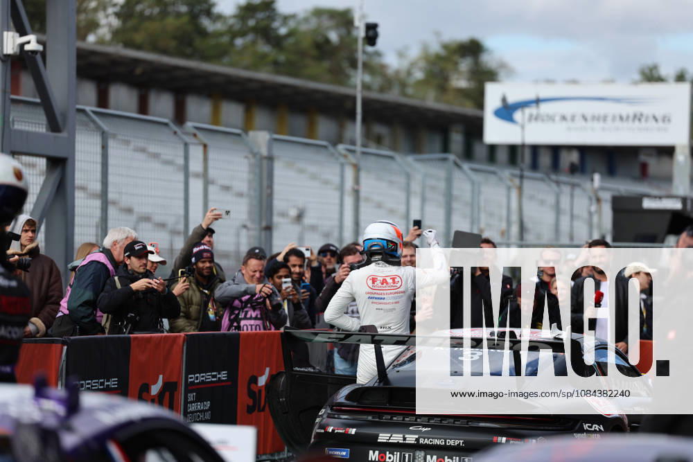 Hockenheim, Deutschland 09.- 11. Oktober 2026: Porsche Sixt Carrera Cup Deutschland - 2026 - Saisonfinale - Hockenheimring - Sonntag Rennen 2 Im Bild: Keagan Masters (ZA 3) jubelt bei seiner Meisterschaft Hockenheimring Baden Württemberg