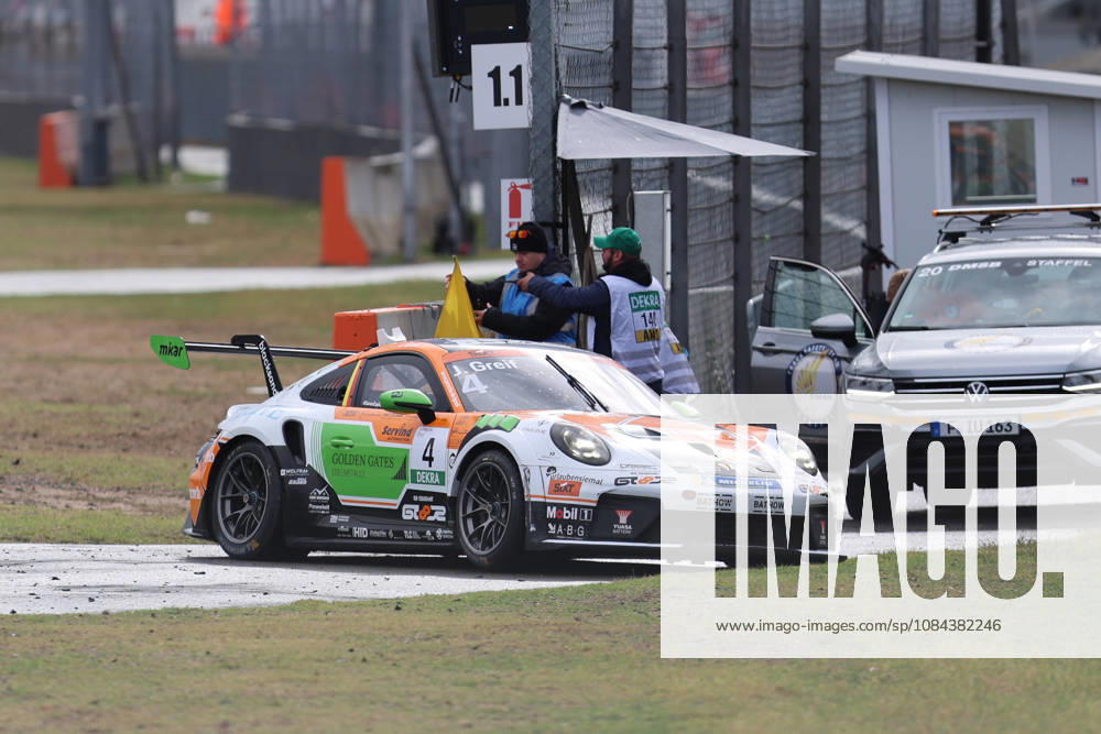 Hockenheim, Deutschland 09.- 11. Oktober 2026: Porsche Sixt Carrera Cup Deutschland - 2026 - Saisonfinale - Hockenheimring - Sonntag Rennen 2 Im Bild: Jonas Greif (GER 4) hat einen Reifen verloren und scheidet aus. Hockenheimring Baden Württemberg