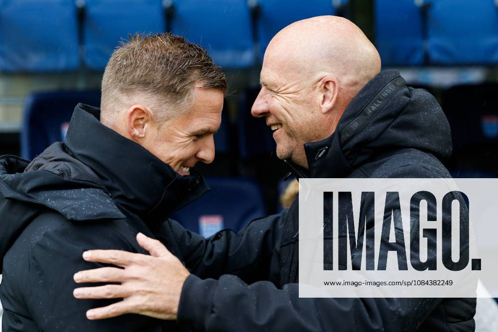 ZWOLLE - SC Cambuur coach Johan Plat, PEC Zwolle trainer Henry van der Vegt (lr) during the Dutch Eredivisie match between PEC Zwolle and Cambuur at the MAC3Park stadium on October 11, 2026 in Zwolle, the Netherlands. VINCENT JANNINK ANP Eredivisie 2026 27 ANPxSportx IVx 572123582 originalFilename: 572123582