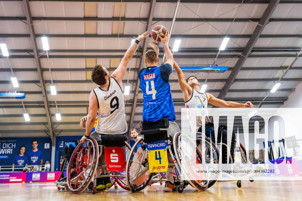 GER, Rollstuhlbasketball, Maenner Frauen, Saison 26 27, Funke Cup, Hauptrunde, Thuringia Bulls - Spinto Muensterland Sven Diedrich (Spinto Muensterland), Hubert Hager (Thuringia Bulls), Ilias El Bennay (Spinto Muensterland) 99189 Elxleben Fit-In Freizeitanlage Sporthal Thueringen Deutschland