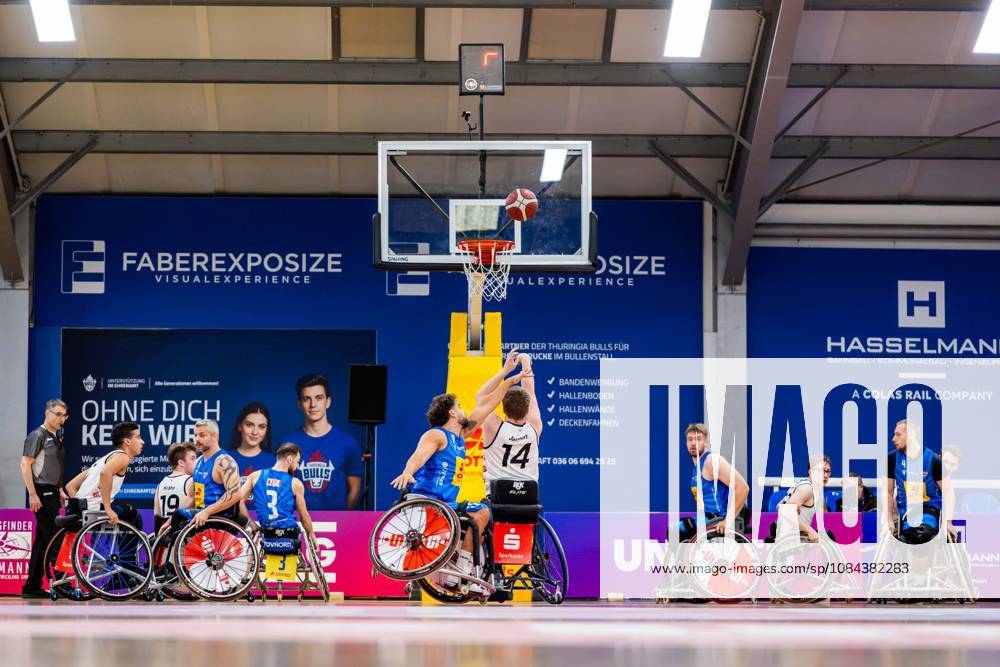 GER, Rollstuhlbasketball, Maenner Frauen, Saison 26 27, Funke Cup, Hauptrunde, Thuringia Bulls - Spinto Muensterland Jordi Ruiz Jordan (Thuringia Bulls), Fabian Jansen (Spinto Muensterland) 99189 Elxleben Fit-In Freizeitanlage Sporthal Thueringen Deutschland