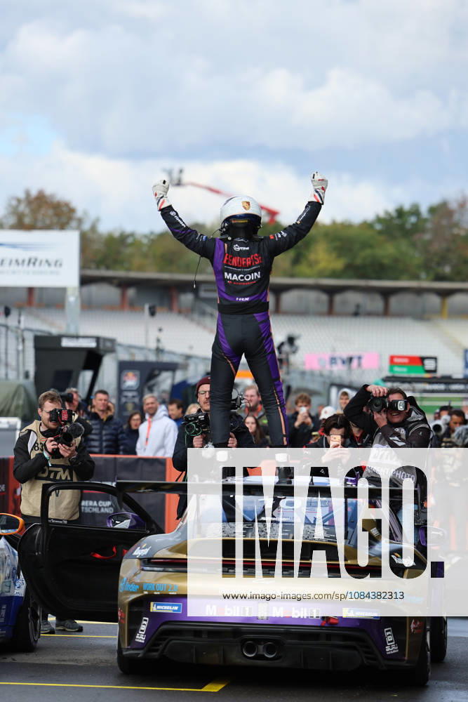 Hockenheim, Deutschland 09.- 11. Oktober 2026: Porsche Sixt Carrera Cup Deutschland - 2026 - Saisonfinale - Hockenheimring - Sonntag Rennen 2 Im Bild: Niels Langeveld (NED 10) jubelt bei seinem Sieg Hockenheimring Baden Württemberg