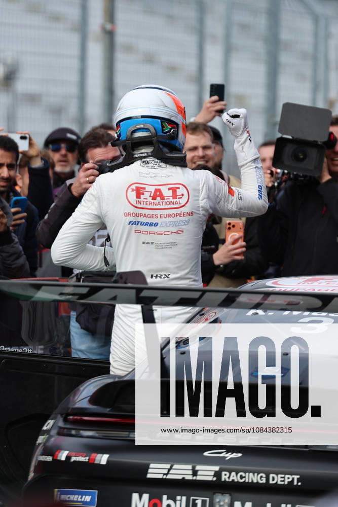 Hockenheim, Deutschland 09.- 11. Oktober 2026: Porsche Sixt Carrera Cup Deutschland - 2026 - Saisonfinale - Hockenheimring - Sonntag Rennen 2 Im Bild: Keagan Masters (ZA 3) jubelt bei seiner Meisterschaft Hockenheimring Baden Württemberg