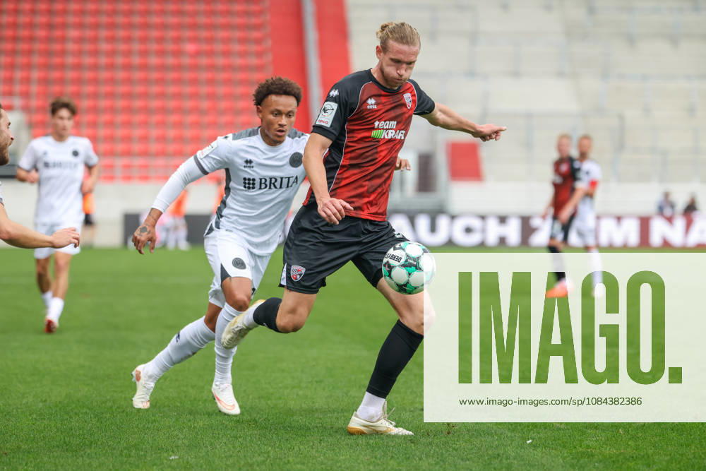 Ingolstadt, Deutschland 11. Oktober 2026: 3. Liga - 2026 2027 - 8. Spieltag - FC Ingolstadt 04 gegen SV Wehen Wiesbaden Im Bild: v. li. im Zweikampf Roberto Massimo (SVWW) und Vinko Sapina (FCI) DFB DFL regulations prohibit any use of photographs as image sequences and or quasi-video