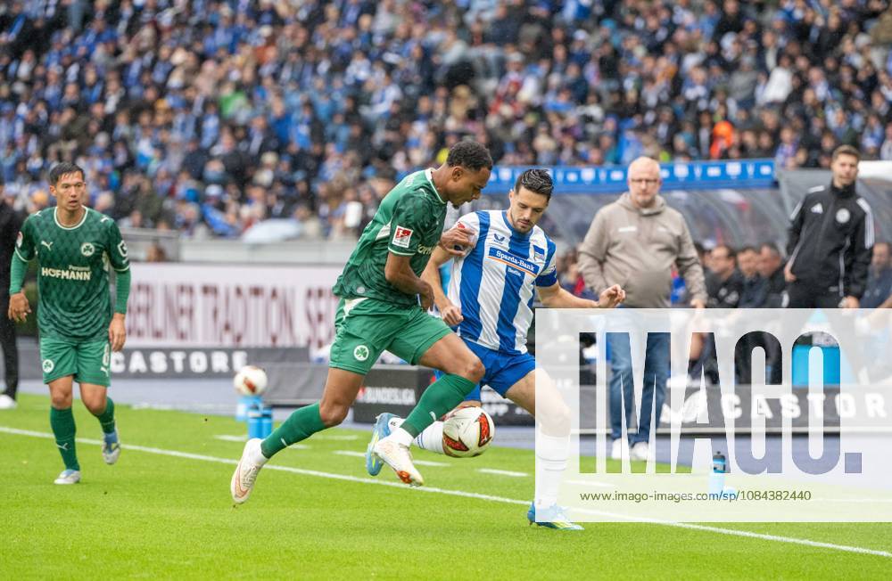 Fussball, Herren, Saison 2026 2027, 2. Bundesliga (7. Spieltag), Hertha BSC - SpVgg Greuther Fürth, v. l. Sacha Banse (Greuther Fürth), Josip Brekalo (Hertha BSC), 11.10.2026,