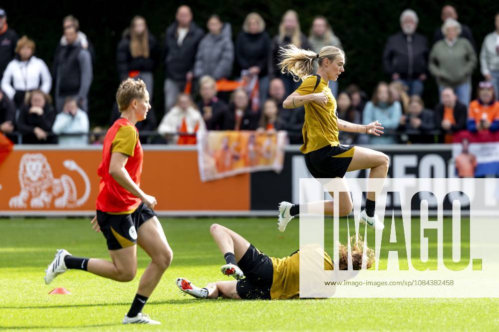 ZEIST - Jill Roord and Daniëlle de Jong during a training session of the Dutch women s football team in preparation for the World Cup qualifying match against Hungary. SANDER KONING ANP ANPxSportx IVx 572123900 originalFilename: 572123900