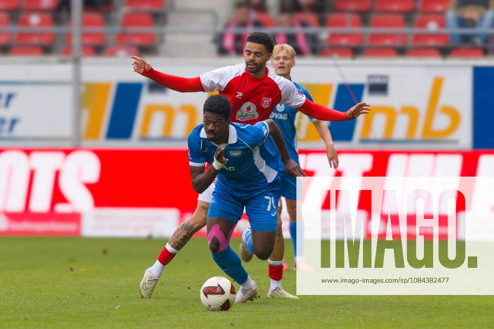 Nathanael Kukanda (RSV, 74), Stanley Ratifo (HFC, 30), Hallescher FC vs. RSV Eintracht 1949, Fussball, Regionalliga Nordost, 12. Spieltag, Saison 2026 27, 11.10.2026 Halle Leuna Chemie Stadion ST Deutschland