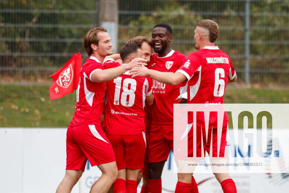 Torjubel 1:0 bei v.l. Janis Juckel (Greifswald) , Marcus Niemitz (Greifswald) , Torschütze Felix Heim (Greifswald), Mcmoordy Hüther (Greifswald) und Lukas Walchhütter (Greifswald) ; GER, Greifswalder FC vs. FC Erzgebirge Aue, Fußball, Männer, Regionalliga Nordost, 12.Spieltag, Spielzeit 2026 2027, 11.10.2026 Greifswald Volksstadion Mecklenburg - Vorpommern Deutschland