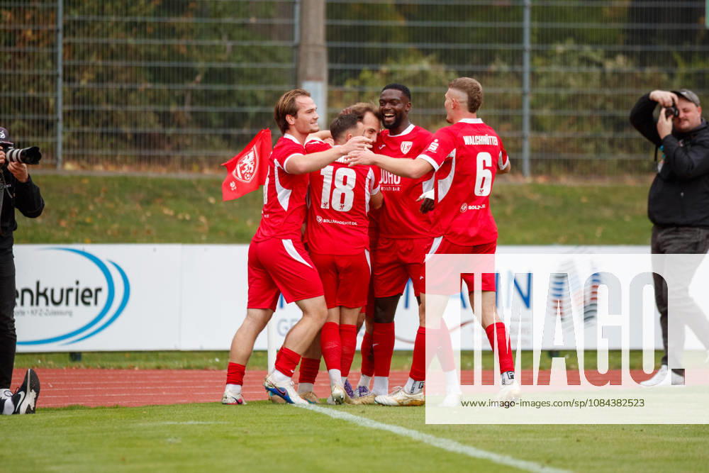 Torjubel 1:0 bei v.l. Janis Juckel (Greifswald) , Marcus Niemitz (Greifswald) , Torschütze Felix Heim (Greifswald), Mcmoordy Hüther (Greifswald) und Lukas Walchhütter (Greifswald) ; GER, Greifswalder FC vs. FC Erzgebirge Aue, Fußball, Männer, Regionalliga Nordost, 12.Spieltag, Spielzeit 2026 2027, 11.10.2026 Greifswald Volksstadion Mecklenburg - Vorpommern Deutschland