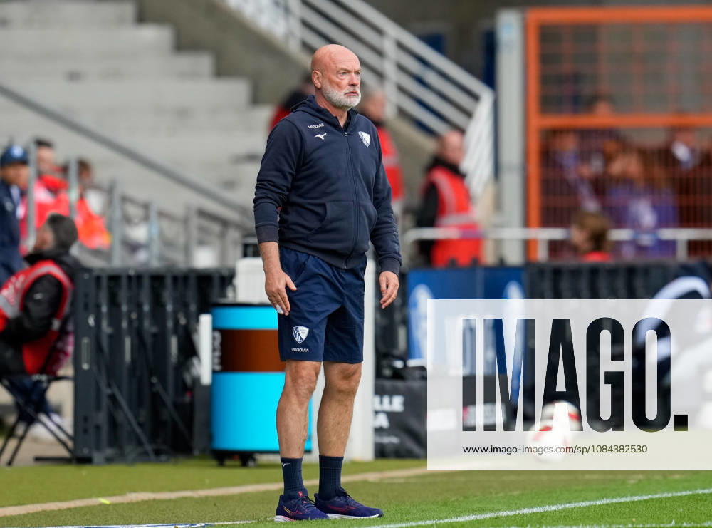 Uwe Roesler (VfL Bochum 1848, Cheftrainer) GER, VfL Bochum 1848 vs DSC Arminia Bielefeld, 2. Bundesliga, 7. Spieltag, Saison 2026-27, Vonovia Ruhrstadion, Bochum, 11.10.2026 DFL REGULATIONS PROHIBIT ANY USE OF PHOTOGRAPHS AS IMAGE SEQUENCES AND OR QUASI-VIDEO VfL Bochum 1848 vs DSC Arminia Bielefeld, 2. Bundesliga, 7. Spieltag, Saison 2026-27, 11.10.2026 Bochum