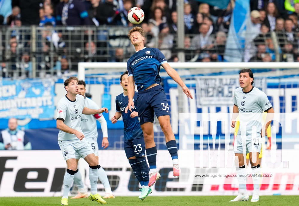 Tom Meyer (VfL Bochum 1848, 34) koepft den Ball. GER, VfL Bochum 1848 vs DSC Arminia Bielefeld, 2. Bundesliga, 7. Spieltag, Saison 2026-27, Vonovia Ruhrstadion, Bochum, 11.10.2026 DFL REGULATIONS PROHIBIT ANY USE OF PHOTOGRAPHS AS IMAGE SEQUENCES AND OR QUASI-VIDEO VfL Bochum 1848 vs DSC Arminia Bielefeld, 2. Bundesliga, 7. Spieltag, Saison 2026-27, 11.10.2026 Bochum