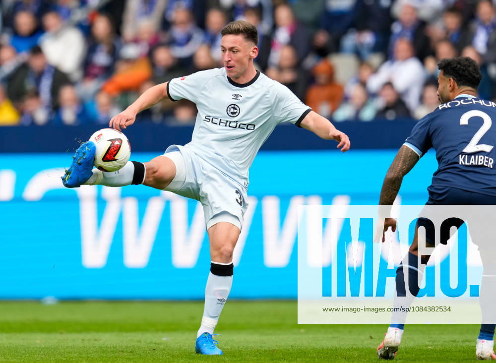Marius Woerl (DSC Arminia Bielefeld, 38) kontrolliert den Ball. GER, VfL Bochum 1848 vs DSC Arminia Bielefeld, 2. Bundesliga, 7. Spieltag, Saison 2026-27, Vonovia Ruhrstadion, Bochum, 11.10.2026 DFL REGULATIONS PROHIBIT ANY USE OF PHOTOGRAPHS AS IMAGE SEQUENCES AND OR QUASI-VIDEO VfL Bochum 1848 vs DSC Arminia Bielefeld, 2. Bundesliga, 7. Spieltag, Saison 2026-27, 11.10.2026 Bochum