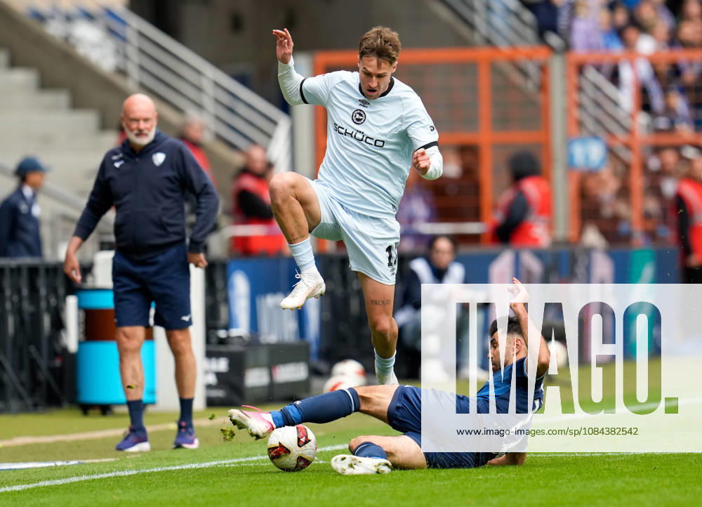 Joel Grodowski (DSC Arminia Bielefeld, 11) im Zweikampf mit Gerrit Holtmann (VfL Bochum 1848, 17). GER, VfL Bochum 1848 vs DSC Arminia Bielefeld, 2. Bundesliga, 7. Spieltag, Saison 2026-27, Vonovia Ruhrstadion, Bochum, 11.10.2026 DFL REGULATIONS PROHIBIT ANY USE OF PHOTOGRAPHS AS IMAGE SEQUENCES AND OR QUASI-VIDEO VfL Bochum 1848 vs DSC Arminia Bielefeld, 2. Bundesliga, 7. Spieltag, Saison 2026-27, 11.10.2026 Bochum