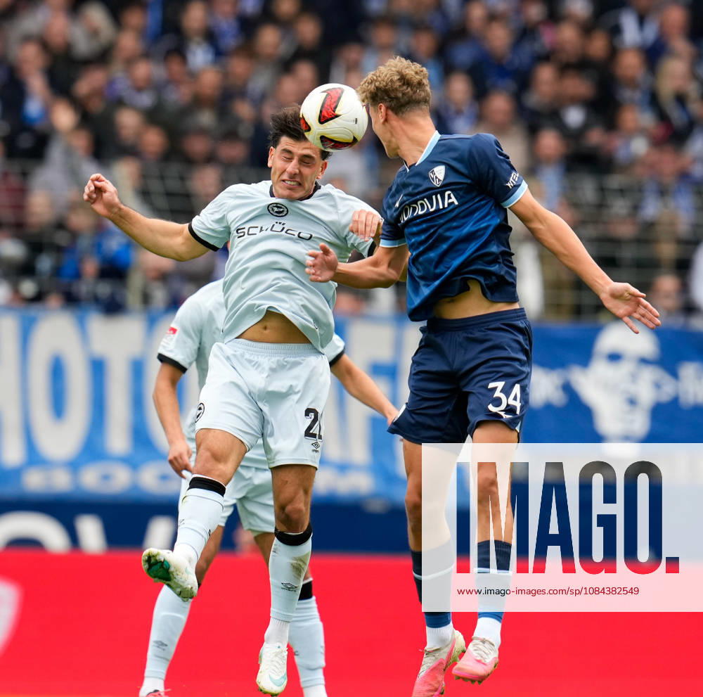 Stefano Russo (DSC Arminia Bielefeld, 21) springt zum Kopfball im Zweikampf gegen Tom Meyer (VfL Bochum 1848, 34). GER, VfL Bochum 1848 vs DSC Arminia Bielefeld, 2. Bundesliga, 7. Spieltag, Saison 2026-27, Vonovia Ruhrstadion, Bochum, 11.10.2026 DFL REGULATIONS PROHIBIT ANY USE OF PHOTOGRAPHS AS IMAGE SEQUENCES AND OR QUASI-VIDEO VfL Bochum 1848 vs DSC Arminia Bielefeld, 2. Bundesliga, 7. Spieltag, Saison 2026-27, 11.10.2026 Bochum