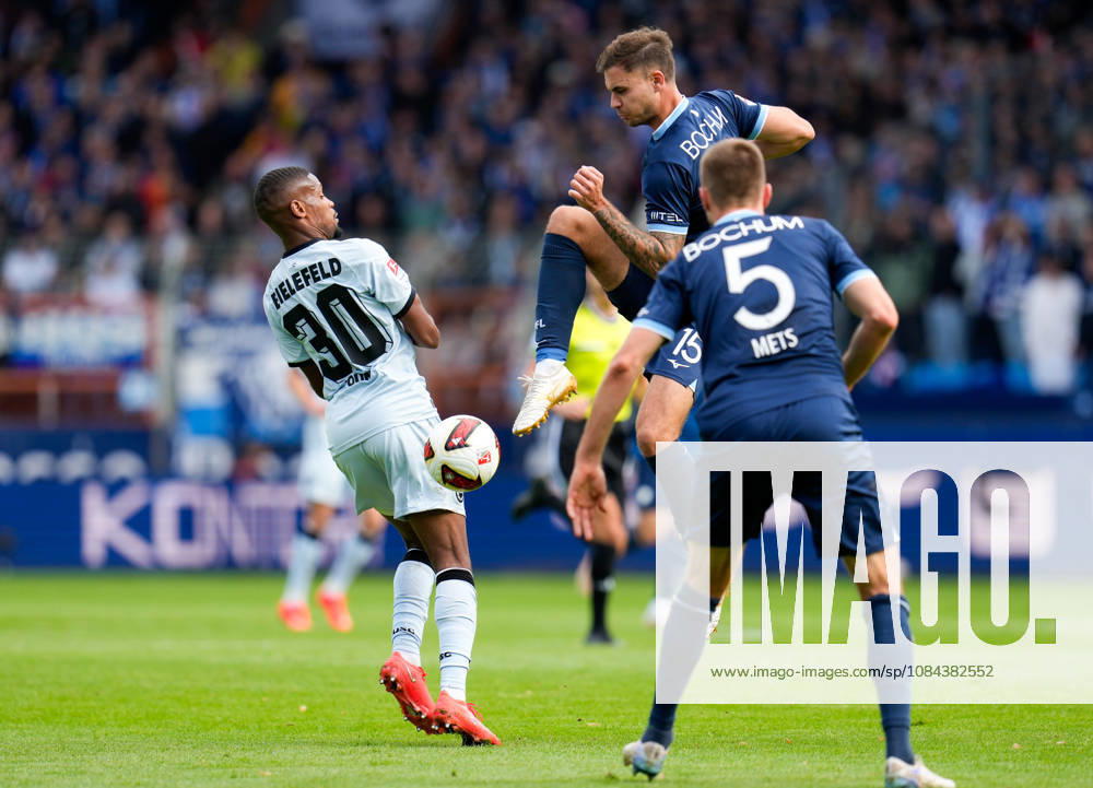 Michael Steinwender (VfL Bochum 1848, 15) kontrolliert den ball gegen Isaiah Young (DSC Arminia Bielefeld, 30) GER, VfL Bochum 1848 vs DSC Arminia Bielefeld, 2. Bundesliga, 7. Spieltag, Saison 2026-27, Vonovia Ruhrstadion, Bochum, 11.10.2026 DFL REGULATIONS PROHIBIT ANY USE OF PHOTOGRAPHS AS IMAGE SEQUENCES AND OR QUASI-VIDEO VfL Bochum 1848 vs DSC Arminia Bielefeld, 2. Bundesliga, 7. Spieltag, Saison 2026-27, 11.10.2026 Bochum